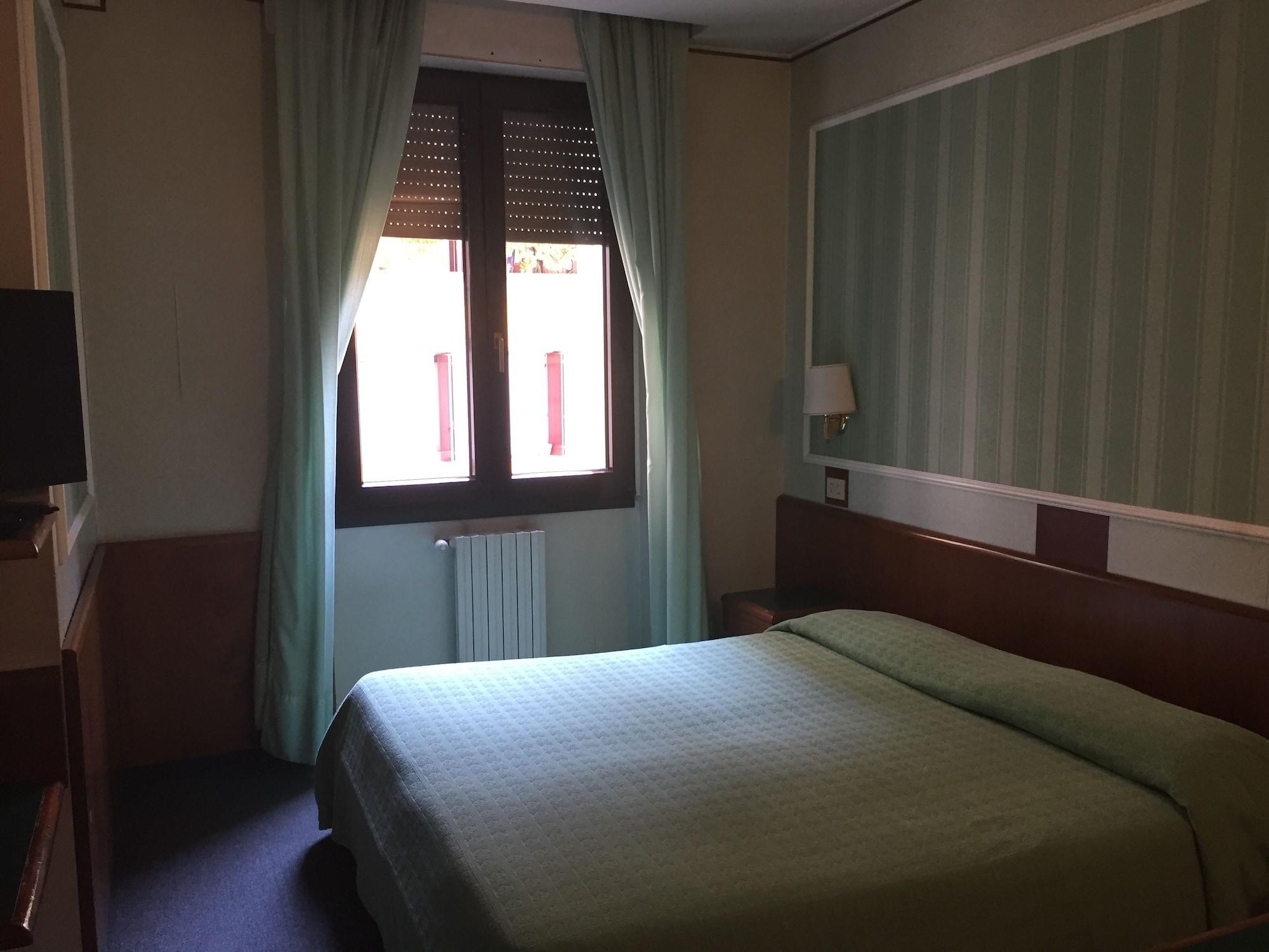 Hotel Garda Milano Esterno foto