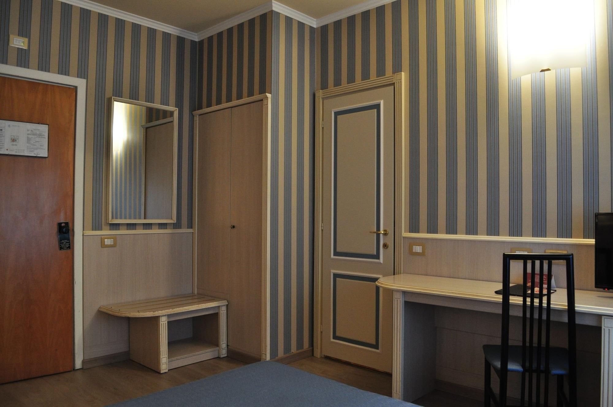 Hotel Garda Milano Esterno foto