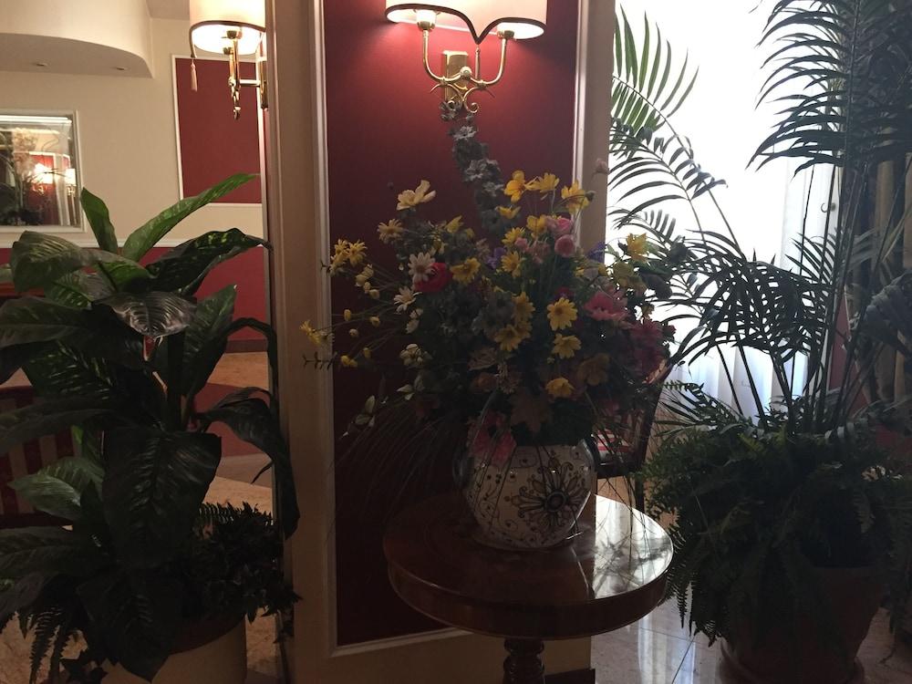 Hotel Garda Milano Esterno foto