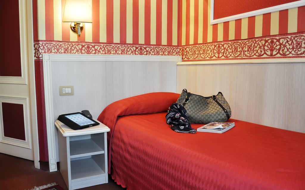 Hotel Garda Milano Esterno foto