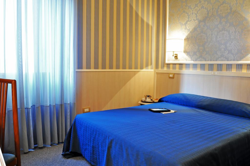 Hotel Garda Milano Esterno foto