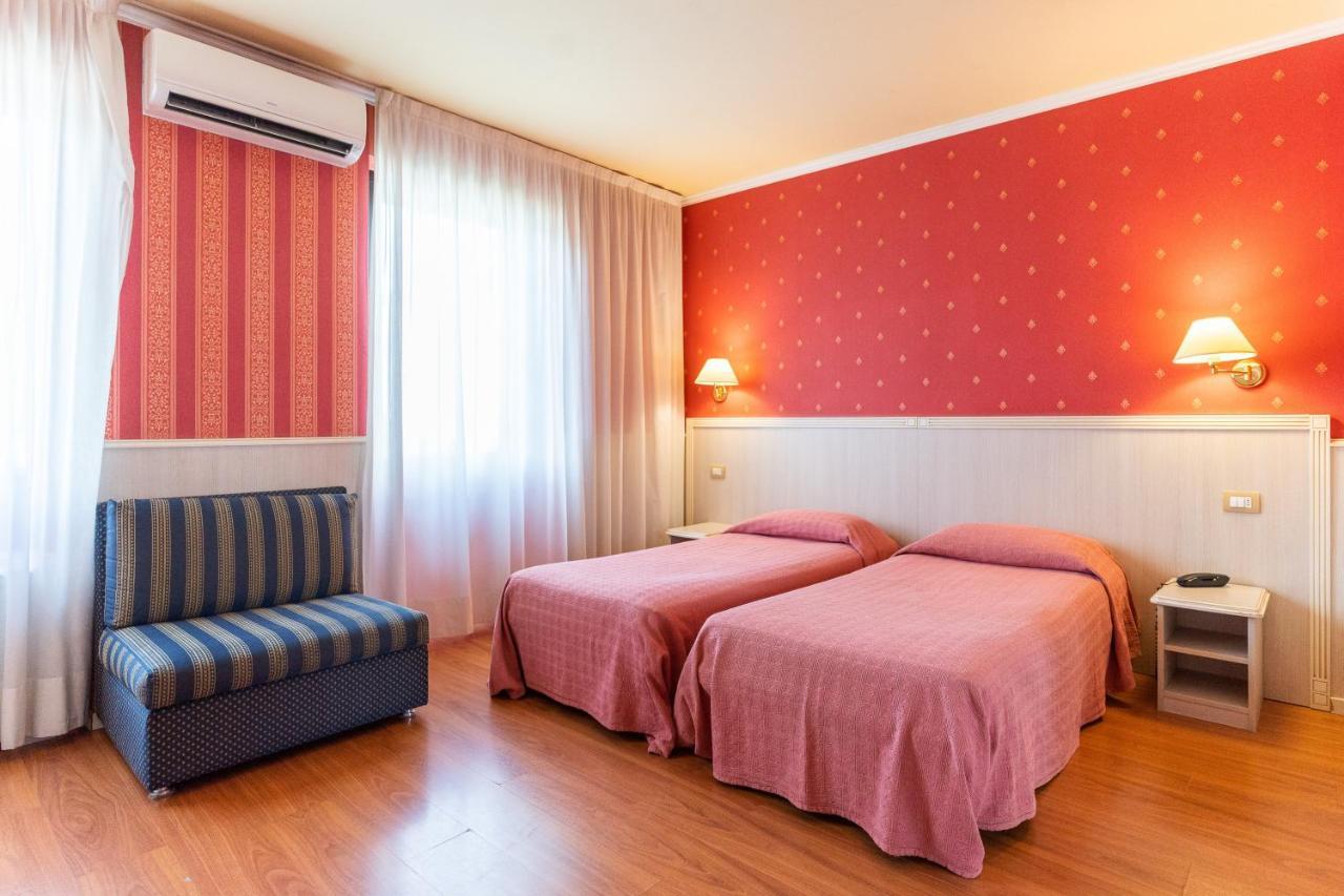 Hotel Garda Milano Esterno foto