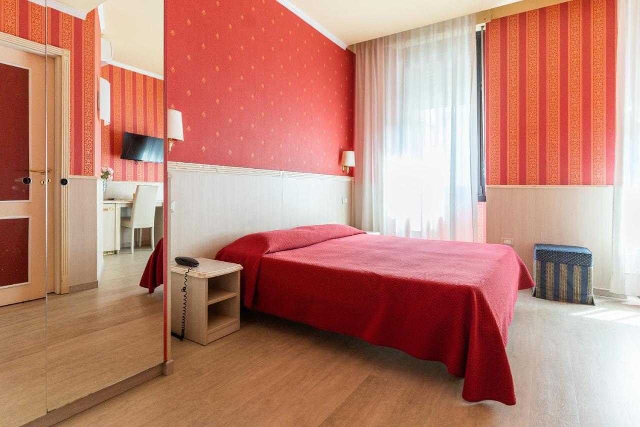 Hotel Garda Milano Esterno foto