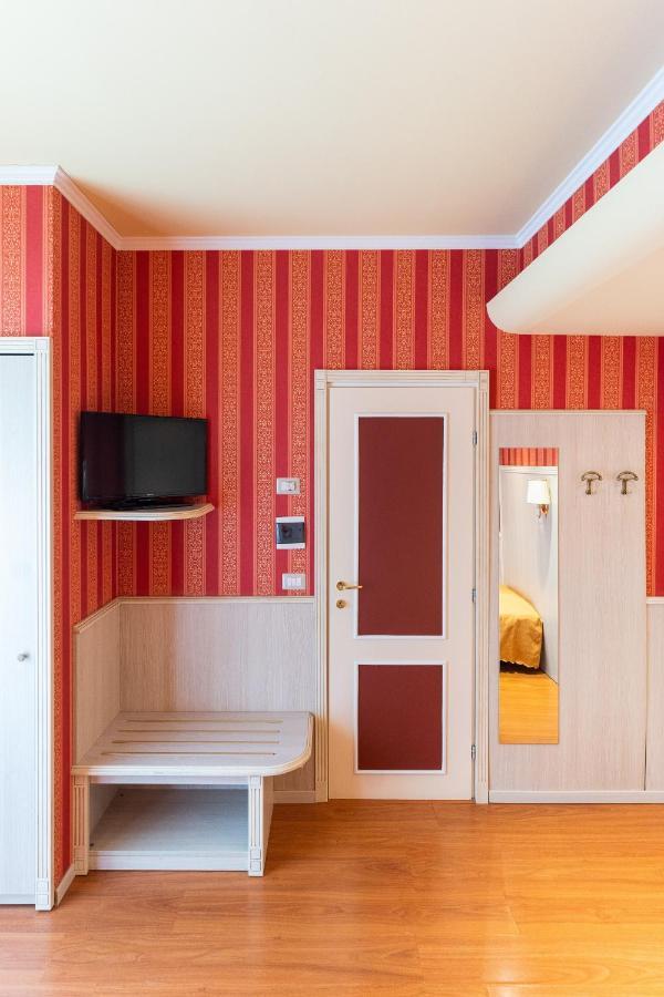 Hotel Garda Milano Esterno foto