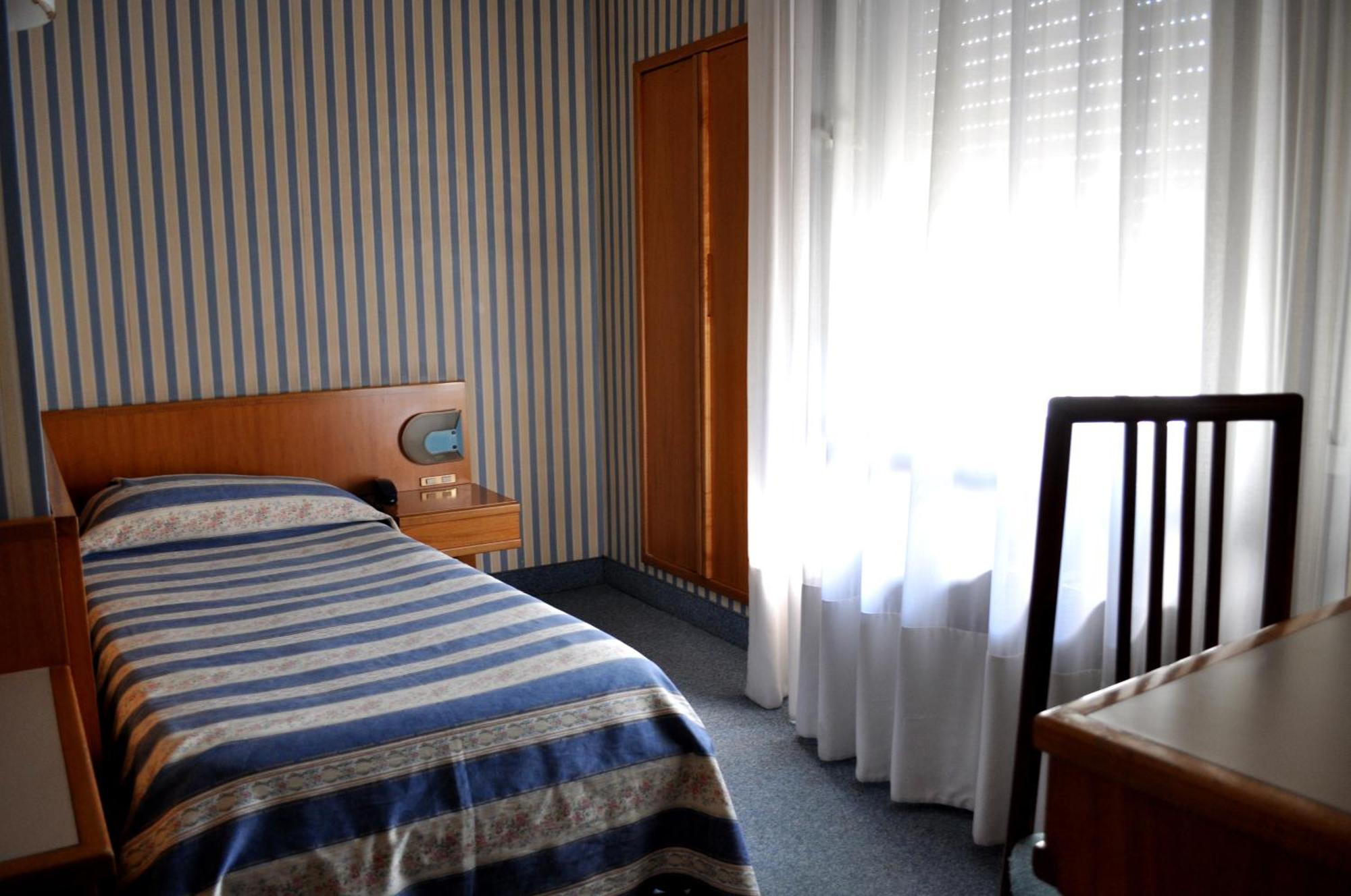 Hotel Garda Milano Esterno foto